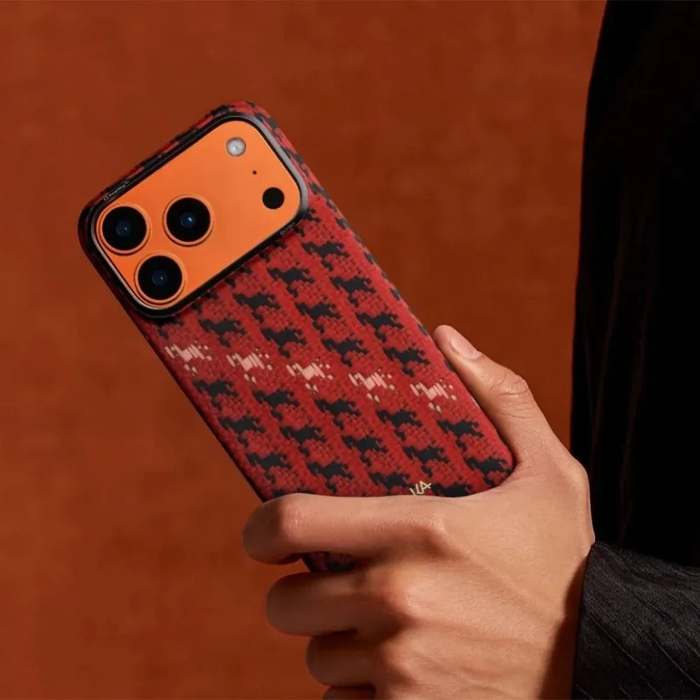 Pitaka Happiness Rides In Edge Case (PitaTap™) เคสสำหรับ 17 Pro /17 Pro Max - สี Maroon